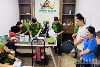 Cơ quan Công an tỉnh Yên Bái khám xét nơi làm việc của Vũ Quang Thuận. (Ảnh: THANH SƠN)