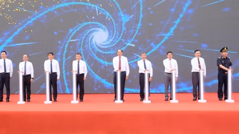 Các đại biểu ấn nút khởi động, chính thức vận hành Cửa khẩu quốc tế Tà Lùng (Việt Nam)-Thủy Khẩu (Trung Quốc). Ảnh: Báo Cao Bằng