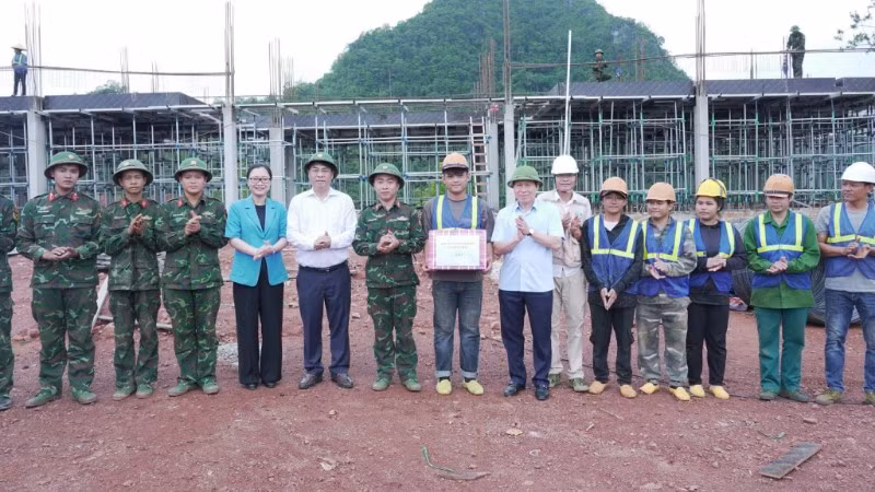 Phó Thủ tướng Lê Tiến Châu và lãnh đạo tỉnh Cao Bằng tặng quà đơn vị thi công trường nội trú liên cấp ở xã biên giới. (Ảnh: Báo Cao Bằng)