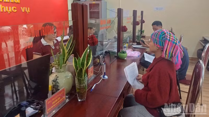 Người dân giải quyết thủ tục hành chính tại Trung tâm phục vụ hành chính công xã Hà Quảng, tỉnh Cao Bằng.