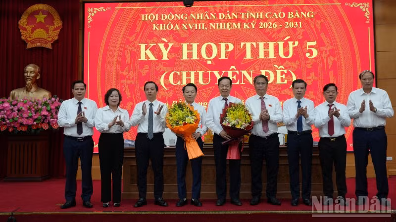 Lãnh đạo tỉnh Cao Bằng tặng hoa chúc mừng đồng chí Lương Tuấn Hùng và đồng chí Vũ Đình Quang trên cương vị mới.