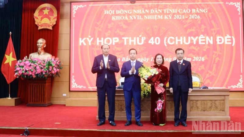 Lãnh đạo tỉnh Cao Bằng tặng hoa chúc mừng đồng chí Hà Nhật Lệ, Phó Chủ tịch Ủy ban nhân dân tỉnh Cao Bằng.