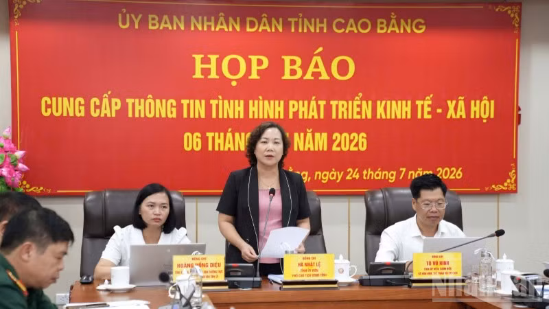 Phó Chủ tịch Ủy ban nhân dân tỉnh Cao Bằng Hà Nhật Lệ phát biểu ý kiến tại buổi họp báo.