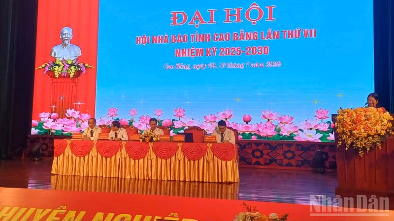 Đại diện Đoàn Chủ tịch trình bày báo cáo chính trị tại Đại hội.