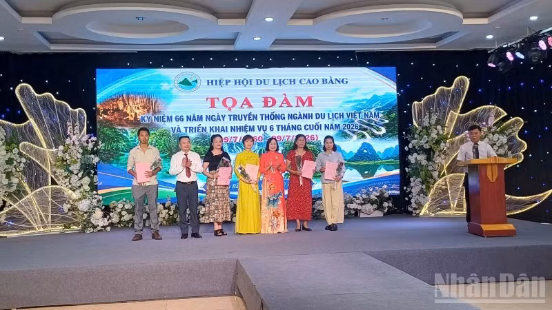 Hiệp hội Du lịch tỉnh Cao Bằng trao quyết định kết nạp hội viên mới.