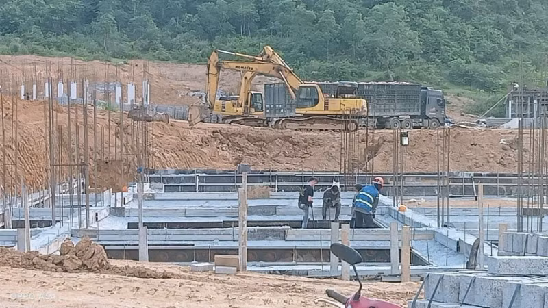 Trên công trường thi công Trường phổ thông nội trú liên cấp tiểu học và trung học cơ sở xã Hạ Lang, tỉnh Cao Bằng. (Ảnh: VIỆT HÙNG)
