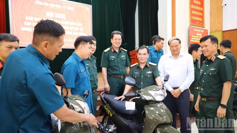 112 xe máy được bàn giao phục vụ công tác của Ban Chỉ huy Quân sự cấp xã trong tỉnh Cao Bằng.