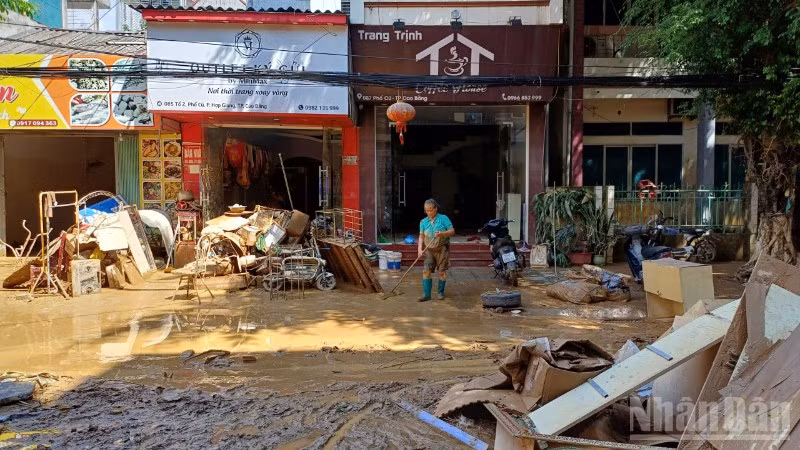 Người dân Cao Bằng "vật lộn" với bùn đất, thiệt hại.