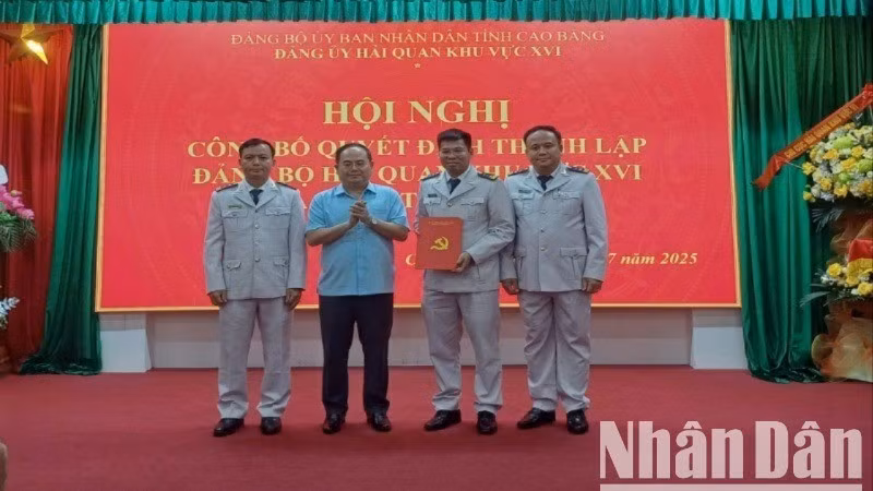 Đồng chí Quản Minh Cường, Bí thư Tỉnh ủy Cao Bằng trao quyết định thành lập Đảng bộ hải quan khu vực 16.