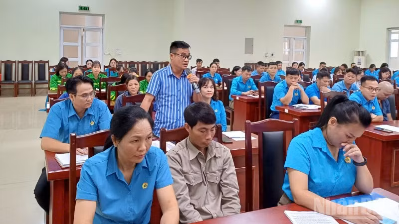 Cán bộ Công đoàn cơ sở phát biểu ý kiến đối thoại với các sở, ngành địa phương.