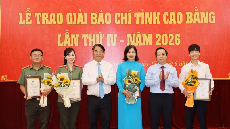 Lãnh đạo tỉnh Cao Bằng trao giải cho các tác phẩm đoạt giải A. (Ảnh: Báo Cao Bằng)