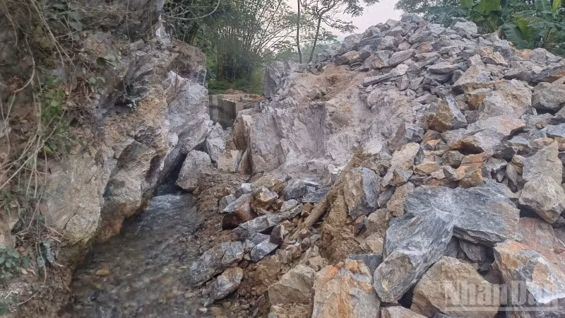 Tại công trường thi công kênh Phai Hóa, đoạn đầu kênh vẫn còn ngổn ngang đất, đá.