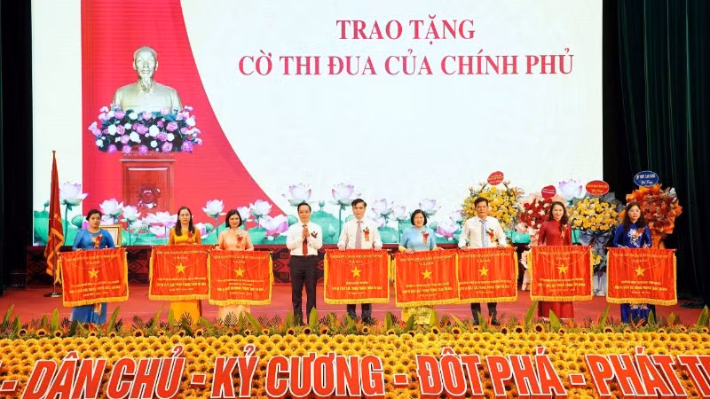Chủ tịch Ủy ban nhân dân tỉnh Cao Bằng trao cờ thi đua cho các điển hình tiên tiến trong phong trào thi đua.