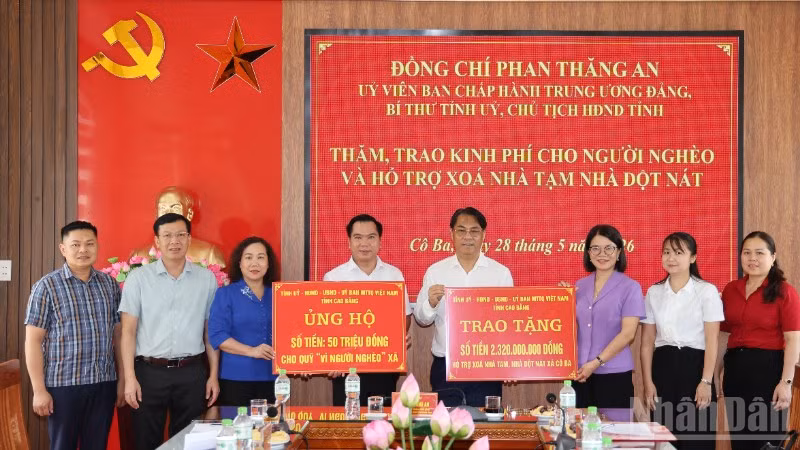 Bí thư Tỉnh ủy Cao Bằng Phan Thăng An trao kinh phí cho xã Cô Ba chăm lo hộ nghèo.