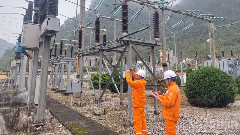 Nhân viên Xí nghiệp lưới điện cao thế Cao Bằng kiểm tra độ ổn định cấp điện trên lưới điện cao thế.