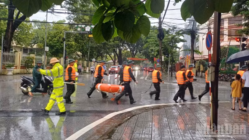 Lực lượng chức năng cơ động, giúp người dân khắc phục hậu quả mưa lũ.