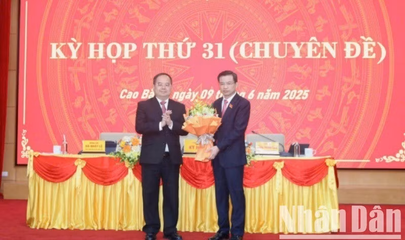 Đồng chí Quản Minh Cường, Bí thư Tỉnh ủy Cao Bằng tặng hoa chúc mừng tân Chủ tịch Hội đồng nhân dân tỉnh Cao Bằng.