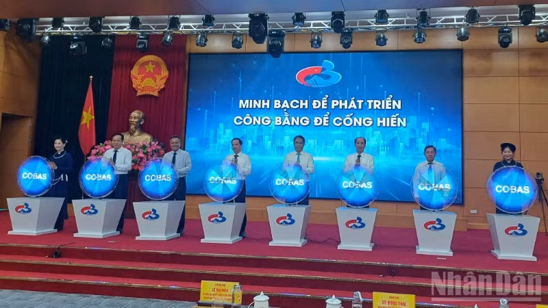 Lãnh đạo tỉnh Cao Bằng và các đại biểu bấm nút vận hành hệ thống đánh giá, xếp loại mức độ hoàn thành công việc của tập thể, cá nhân.