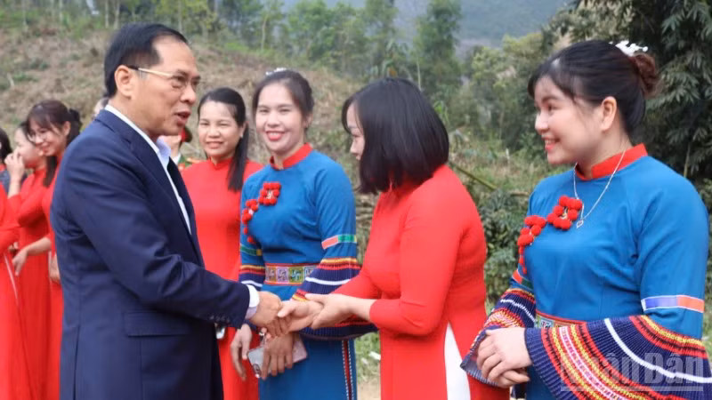 Phó Thủ tướng Bùi Thanh Sơn động viên đội ngũ giáo viên ở xã Xuân Trường, tỉnh Cao Bằng.