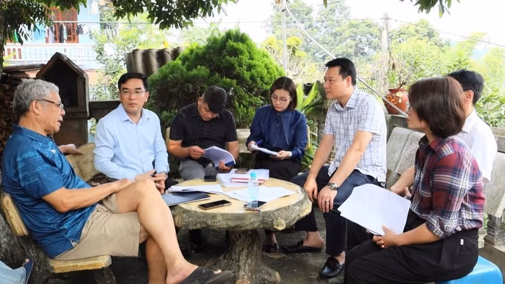 Lãnh đạo phường Tân Giang gặp gỡ, đối thoại với người dân, tạo đồng thuận trong giải phóng mặt bằng. (Ảnh: Phường Tân Giang)
