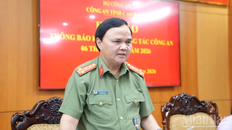 Đại tá Lương Văn Thiểm, Phó Giám đốc Công an Cao Bằng trao đổi, trả lời câu hỏi tại cuộc họp báo.