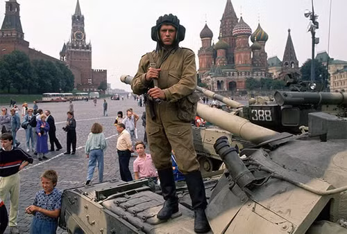 binh-si-dung-tren-xe-tang-o-moscow-thang-8-1991-anh-itn.jpg