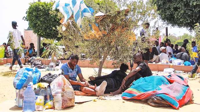 Người dân tránh nóng tại một địa điểm có cây xanh ở Kenya. Ảnh: BLOOMBERG