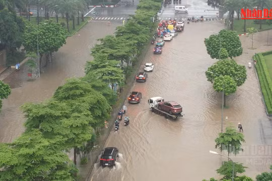 [Video] Cận cảnh mưa ngập diện rộng trên nhiều khu vực ở Hà Nội