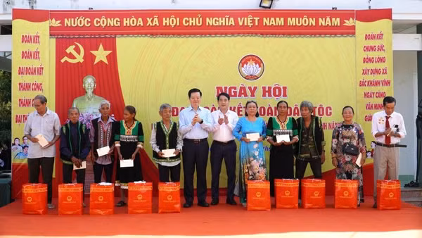 Phó Thủ tướng Mai Văn Chính và lãnh đạo tỉnh Khánh Hòa tặng quà cho liên khu dân cư, các hộ gia đình tiêu biểu tại xã Bắc Khánh Vĩnh.