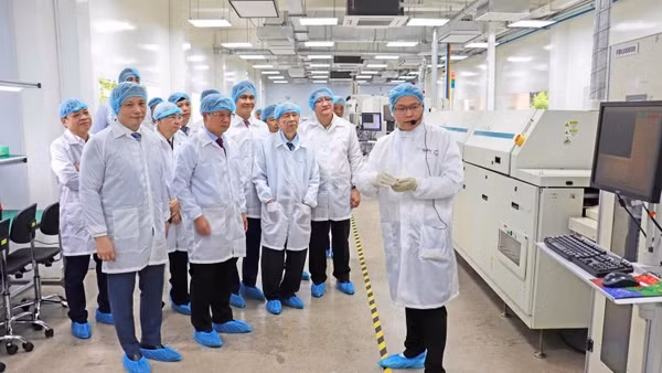 Các đại biểu tham quan SHTP ATP Lab. (Ảnh: SHTP) 