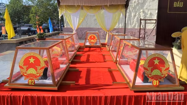 13 bộ hài cốt liệt sĩ ở nhà lao Thành cổ Diên Khánh được đưa đến Đài tưởng niệm Cầu Thành để làm lễ dâng hương, hoa tưởng niệm. (Ảnh: Vũ Tân)