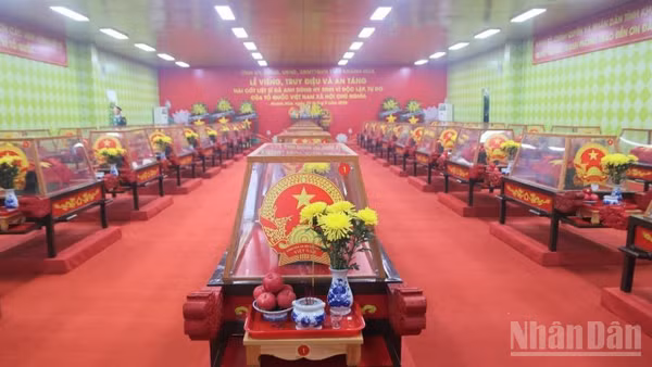 Hài cốt các liệt sĩ được quàn tại Nghĩa trang Liệt sĩ Hòn Dung trước khi tổ chức lễ truy điệu và an táng. (Ảnh: VŨ TÂN)