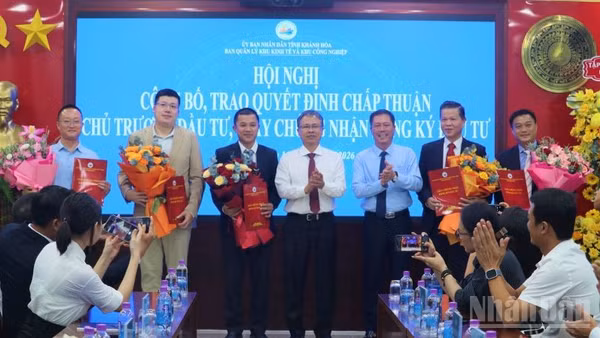 Phó Chủ tịch Ủy ban nhân dân tỉnh trao Quyết định và Giấy chứng nhận đầu tư cho 5 dự án. (Ảnh: VŨ TÂN)