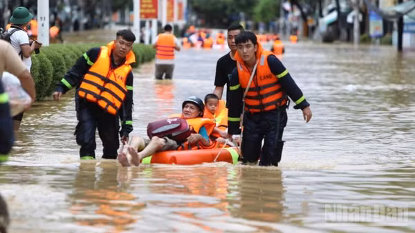 Sơ tán người dân trong mùa mưa lũ năm 2025 tại Nha Trang. (Ảnh: Vũ Tân)