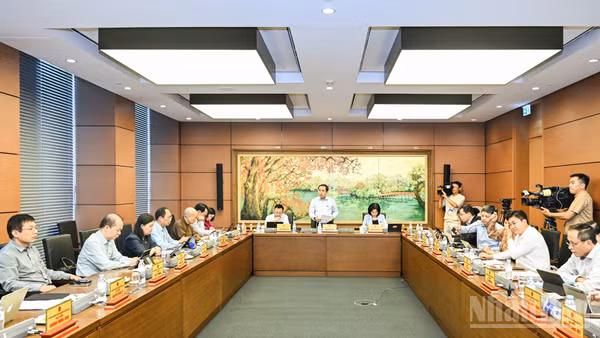Đoàn đại biểu Quốc hội thành phố Hà Nội thảo luận tại tổ. (Ảnh: DUY LINH)