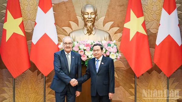 Chủ tịch Quốc hội Trần Thanh Mẫn và Tổng thống Liên bang Thụy Sĩ Guy Parmelin. (Ảnh: DUY LINH)