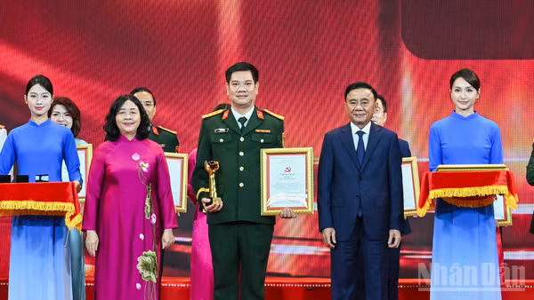 Thường trực Ban Bí thư Trần Cẩm Tú và Chủ tịch Ủy ban Trung ương Mặt trận Tổ quốc Việt Nam Bùi Thị Minh Hoài trao giải A cho các tác giả, nhóm tác giả. (Ảnh: DUY LINH) 