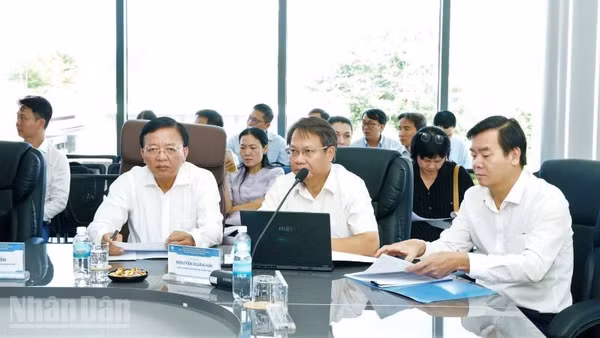 Đại diện lãnh đạo tỉnh và các sở, ban, ngành tham dự diễn đàn. (Ảnh: VŨ TÂN)