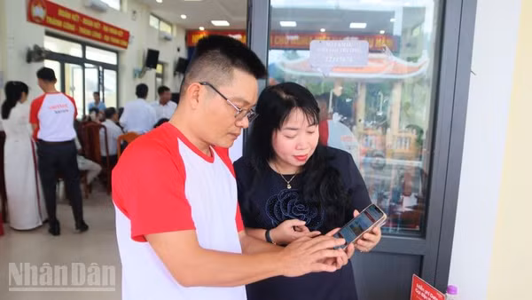 Chị Nguyễn Thị Thanh Hương trải nghiệm nền tảng ứng dụng Tammi OA. (Ảnh: VŨ TÂN)
