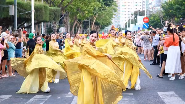 Rực rỡ sắc màu Carnival trên phố biển Nha Trang.