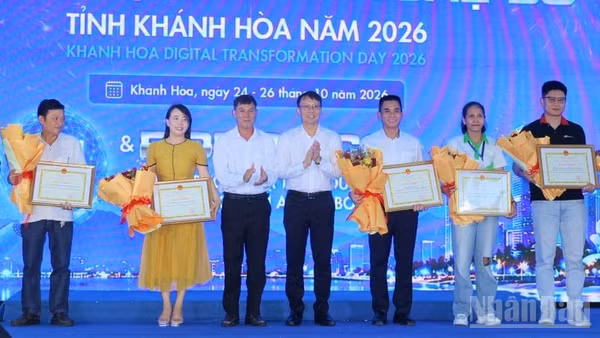 Đồng chí Nguyễn Thanh Hà trao Bằng khen của Ủy ban nhân dân tỉnh cho các cá nhân, tổ chức xuất sắc trong chuyển đổi số tại Ngày hội Công nghệ số năm 2026. (Ảnh: VŨ TÂN)