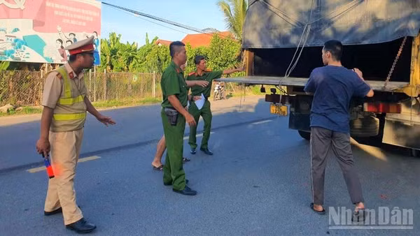 Lực lượng chức năng tăng cường kiểm tra truy bắt 4 đối tượng trốn khỏi Trại giam A2. (Ảnh: VŨ TÂN)