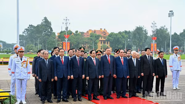 Các đồng chí lãnh đạo, nguyên lãnh đạo Đảng, Nhà nước tưởng nhớ Chủ tịch Hồ Chí Minh. (Ảnh: Duy Linh)