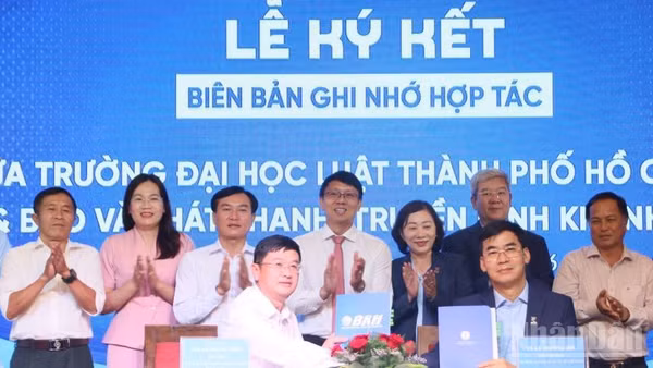 Lễ ký kết biên bản ghi nhớ hợp tác về truyền thông chính sách, phổ biến pháp luật.
