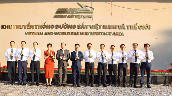 Các đại biểu khánh thành Khu truyền thống đường sắt Việt Nam và thế giới. (Ảnh: LƯƠNG NHUNG)