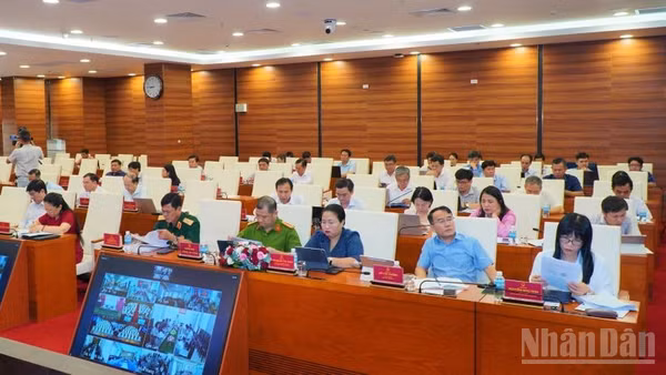 Lãnh đạo sở, ban, ngành tham dự kỳ họp. (Ảnh: VŨ TÂN)