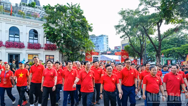 Các đồng chí lãnh đạo Đảng, Nhà nước và các đại biểu đi bộ hưởng ứng chương trình “Cùng Việt Nam tiến bước 2026”. (Ảnh: DUY LINH-THẾ ĐẠI)