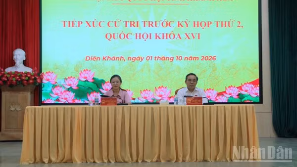 Đoàn đại biểu Quốc hội tỉnh tiếp xúc cử tri trước kỳ họp thứ 2, Quốc hội khóa XVI. (Ảnh: VŨ TÂN)