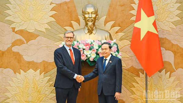 Chủ tịch Quốc hội Trần Thanh Mẫn và Đại sứ Pháp Olivier Brochet. (Ảnh: DUY LINH)