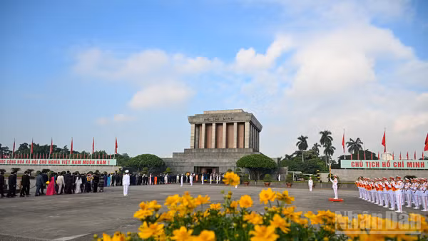 Lãnh đạo Đảng, Nhà nước và các đại biểu Quốc hội vào Lăng viếng Chủ tịch Hồ Chí Minh.